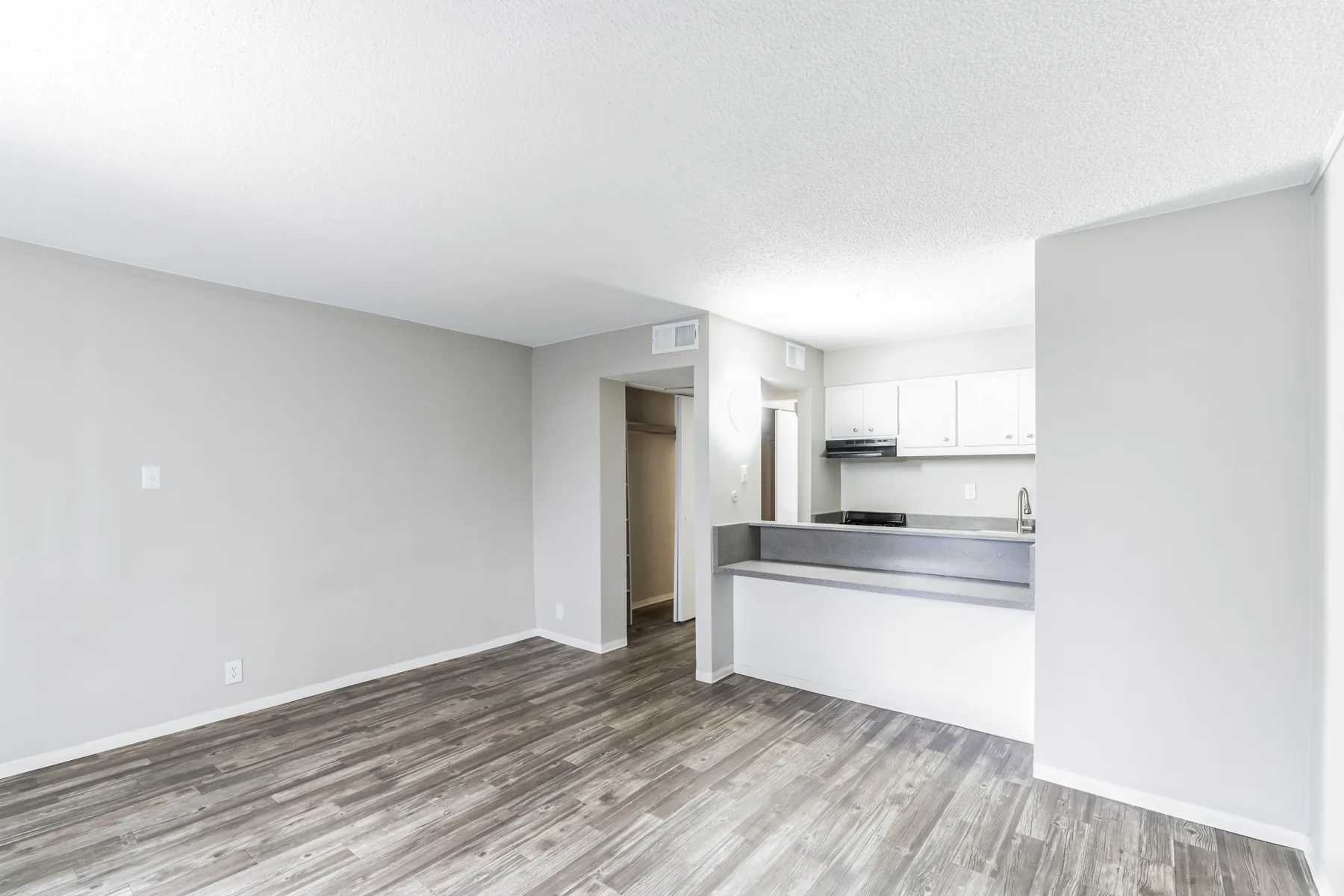 Bathroom with tub shower and vanity at Uptown Horizon Apartments