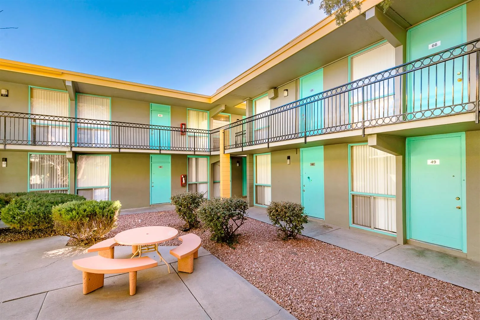 Courtyard with picnic table, landscaping and covered breezeways at Uptown Horizon Apartments